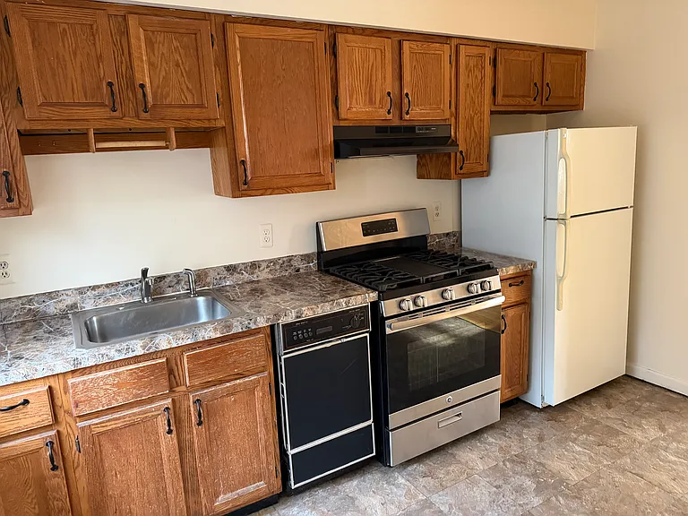 3600 Charles Ct #8 — Photo 6