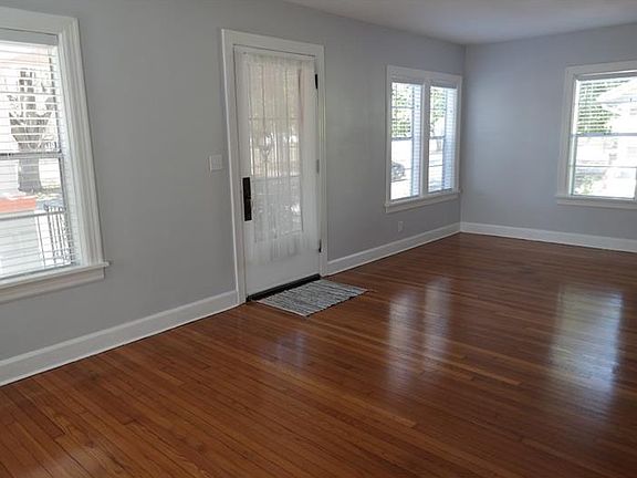 4th image of 2526 Beach Blvd S