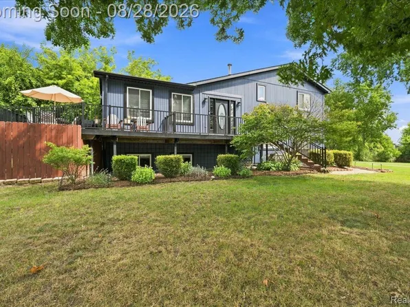 2048 Grace Ave, Rochester Hills, MI 48309
