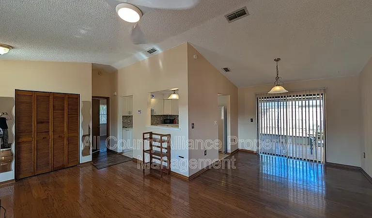 3441 Thunderbird Ave — Photo 4