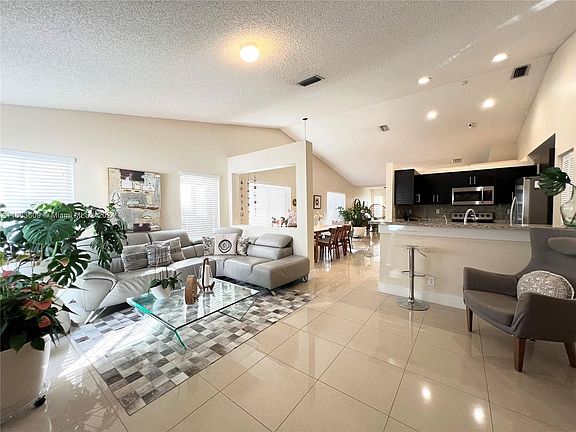 2nd image of 863 San Remo Dr