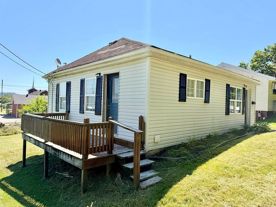 1st image of 903 Honeysuckle Ln