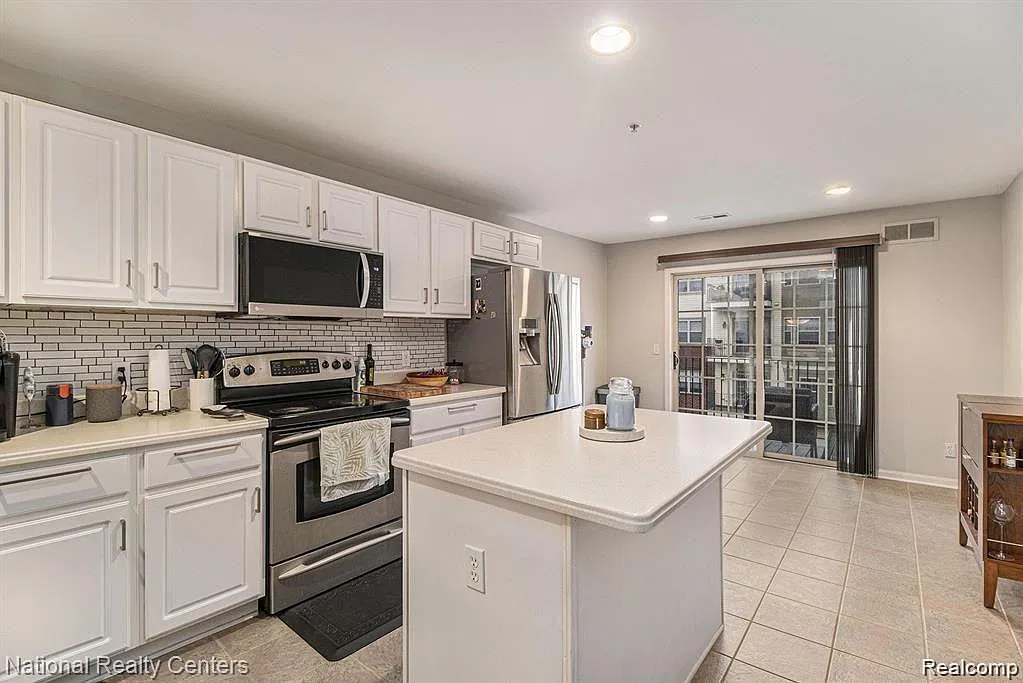2 bed, 2.5 bath, 1910 sqft, $2,600 — Photo 3