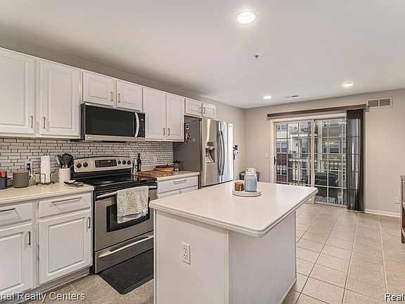 3rd image of 3082 Camden Dr