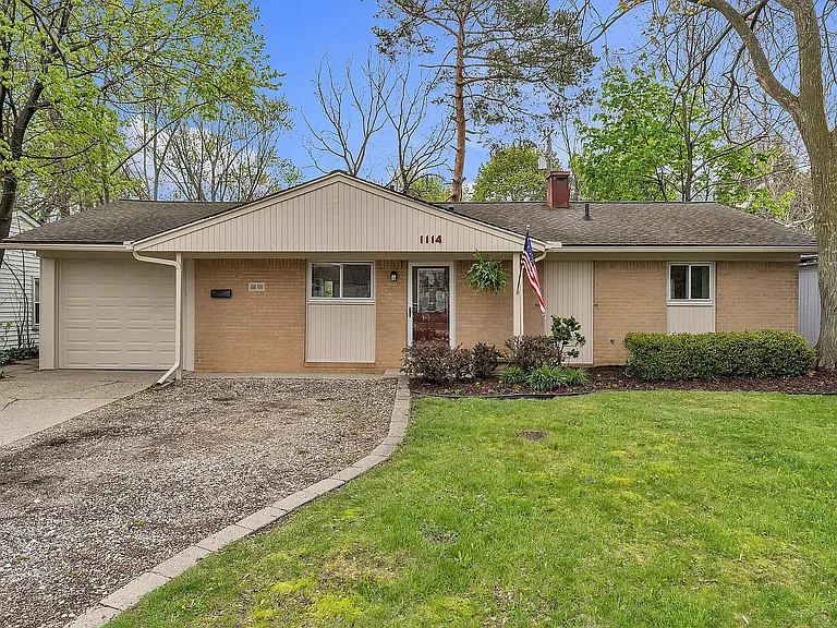 1114 N Maple Rd — Photo 2