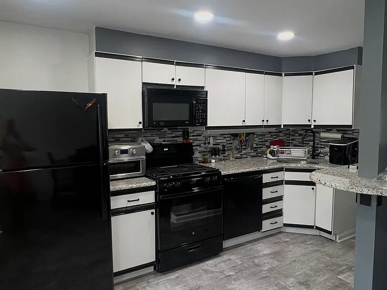 144 S Academy Ave — Photo 4