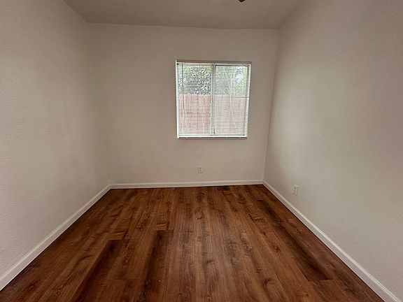 4th image of 405 E Esther St #411