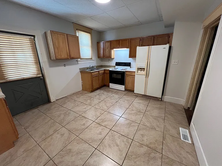 1102 E Columbia St #D — Photo 5