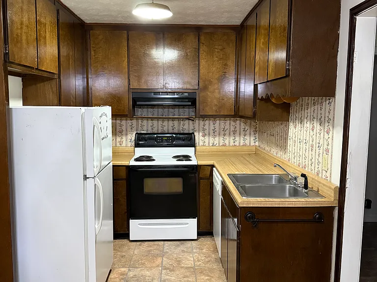1863 Crestview Dr — Photo 5