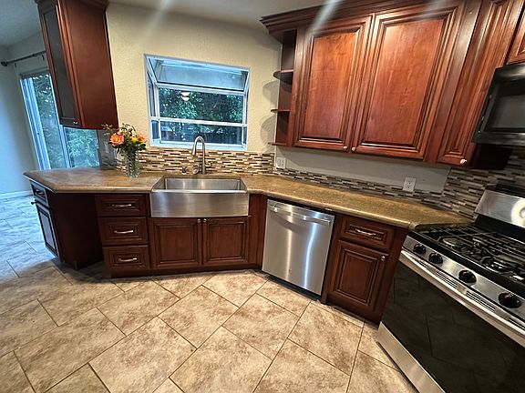 5th image of 131 Cavan Ct