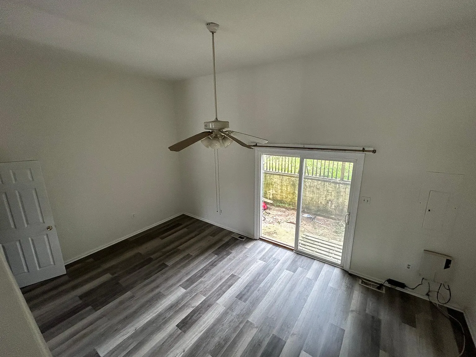 2205 Dickens Ter — Photo 3