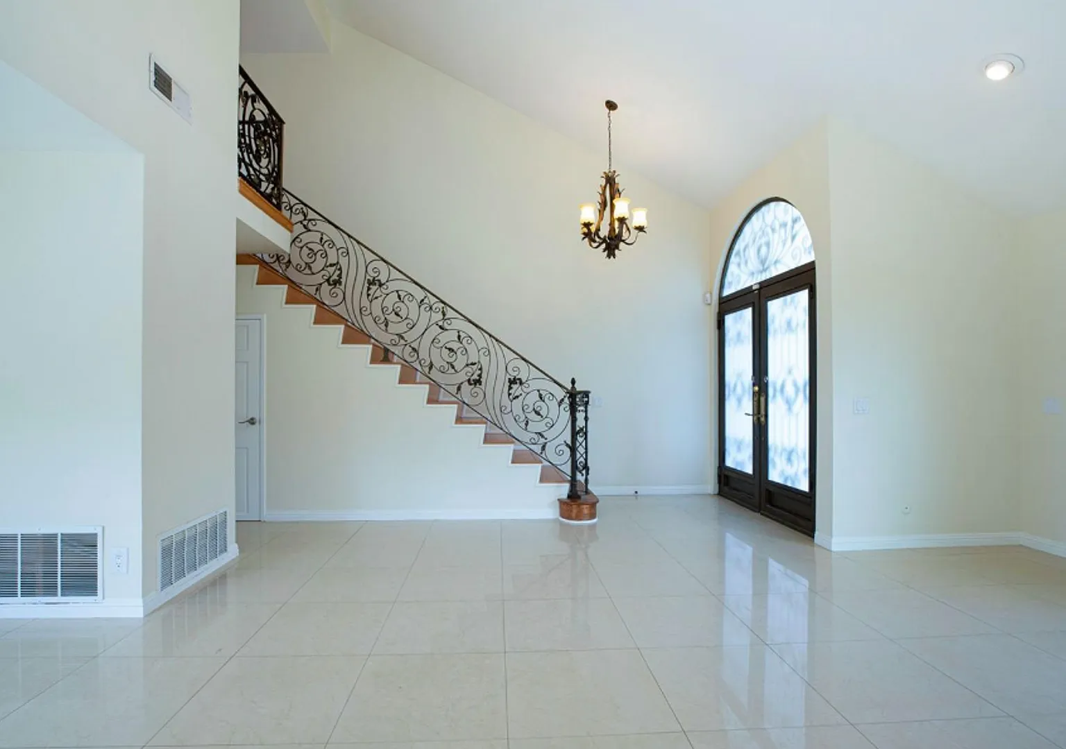 Luxury Home with Spectacular View — Photo 2