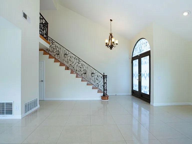 2735 Joaquin Dr — Photo 2