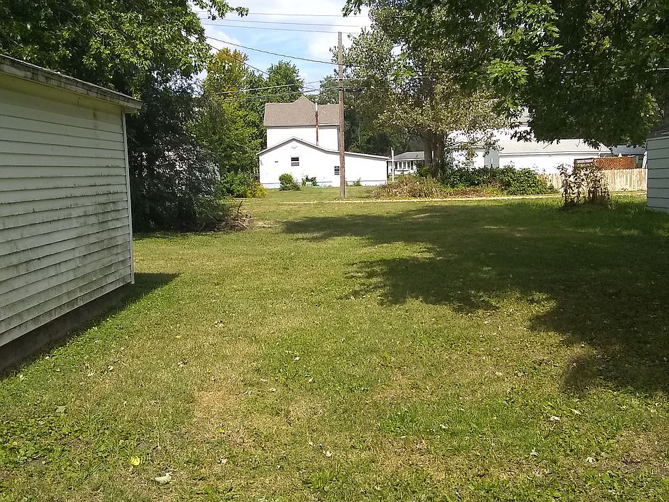 2nd image of 824 E Seminary Ave