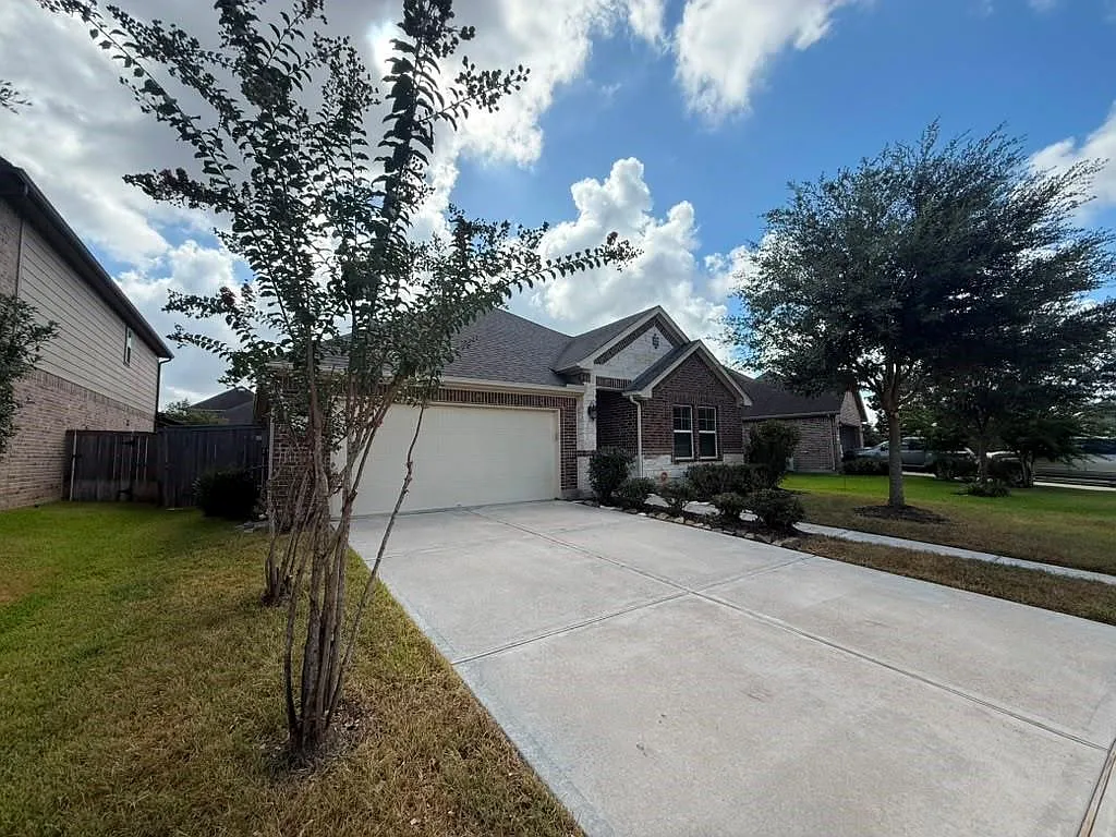 4 bed, 3.0 bath, 2032 sqft, $2,600 — Photo 1