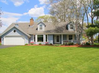 W223N2328 Meadowood Ln, Waukesha, WI 53186