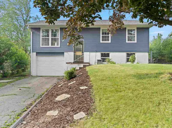 3105 Carriage Dr SW, Cedar Rapids, IA 52404