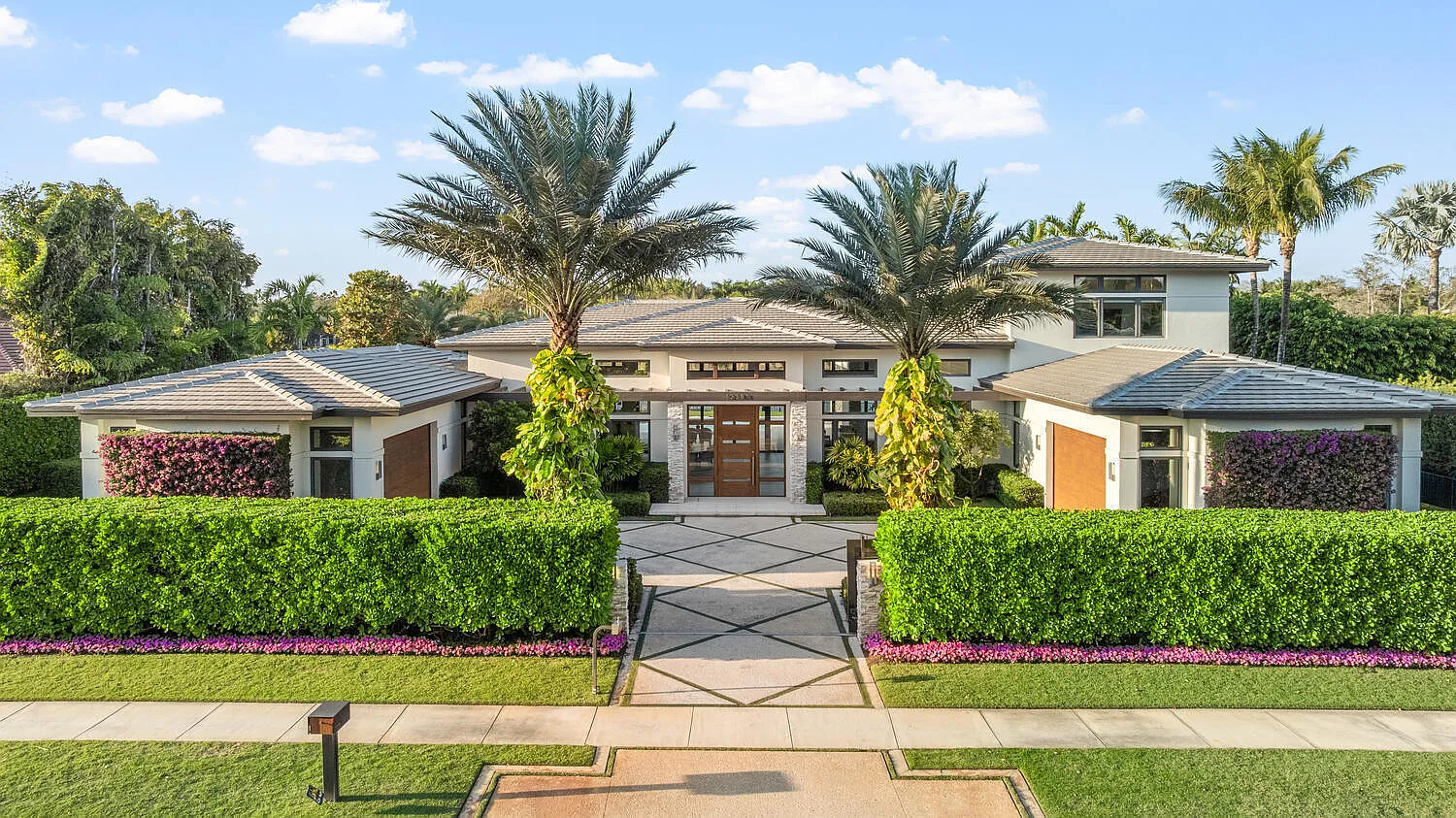6 bed, 7.5 bath, 8096 sqft, $80,000 — Photo 1