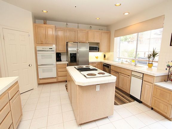 Spacious Cook's Kitchen