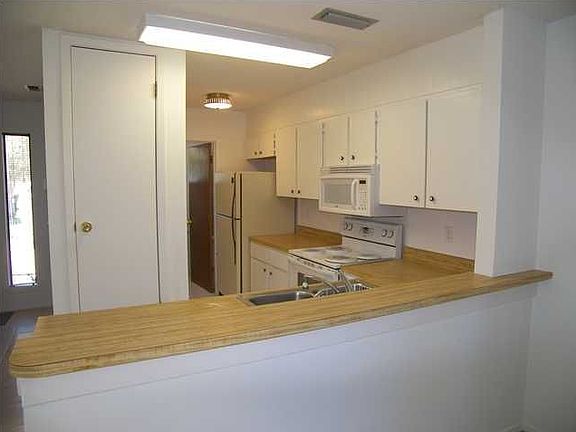 Bright kitchen with breakfast bar