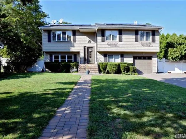 34 Woodbrook Dr, Ridge, NY 11961