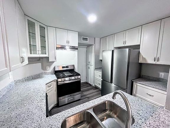 2nd image of 2412 Lakeview Cir