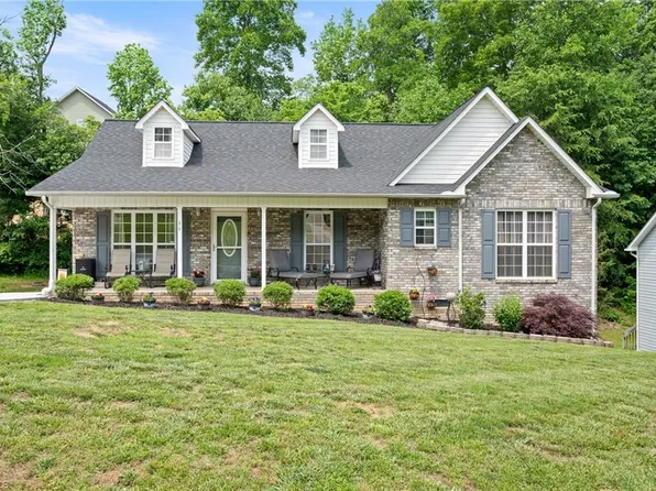 11 Shanda Ct, Thomasville, NC 27360