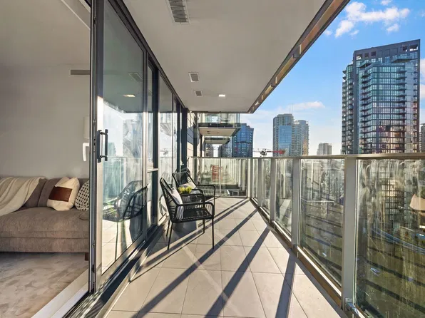 1111 Richards St #1610, Vancouver, BC V6B 3E6