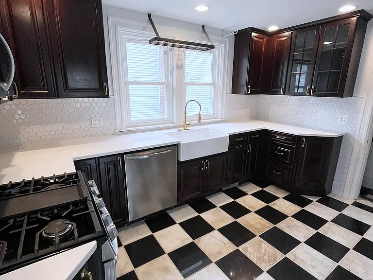 1112 Salina St — Photo 1
