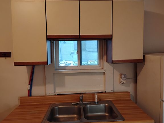 Kitchen sink/cabinets