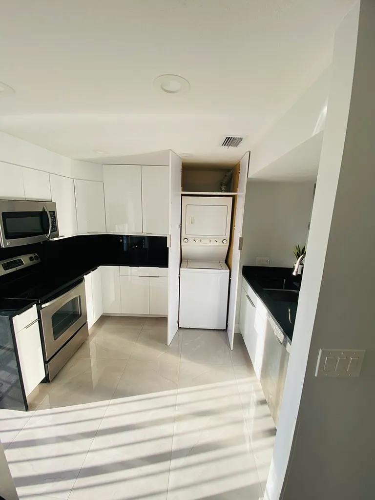 2 bed, 1069 sqft, $2,500 — Photo 2