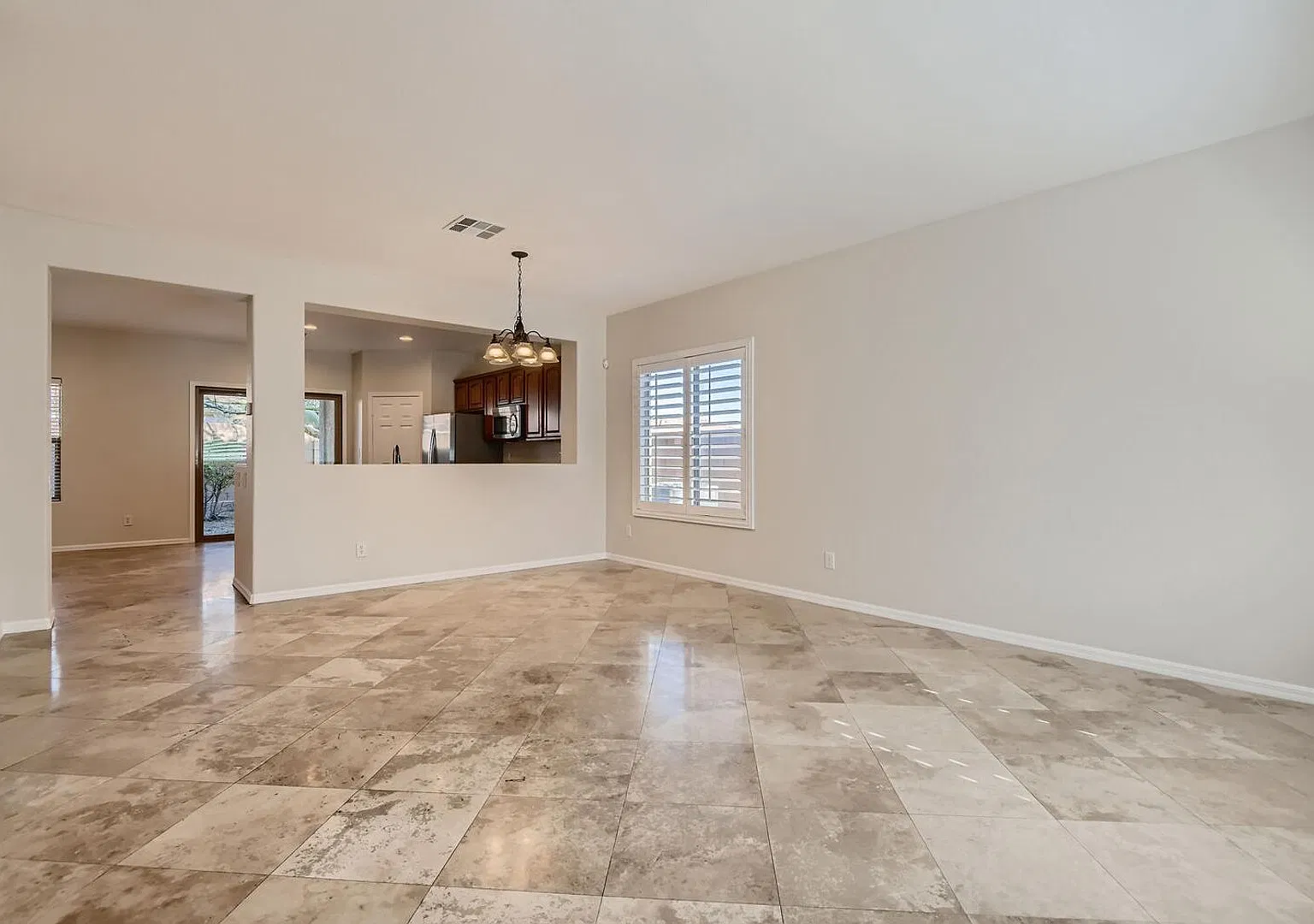 Popular Crestway Trails Home in Henderson — Photo 4