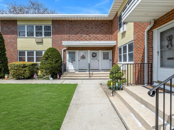 181 Farber Drive #181, West Babylon, NY 11704