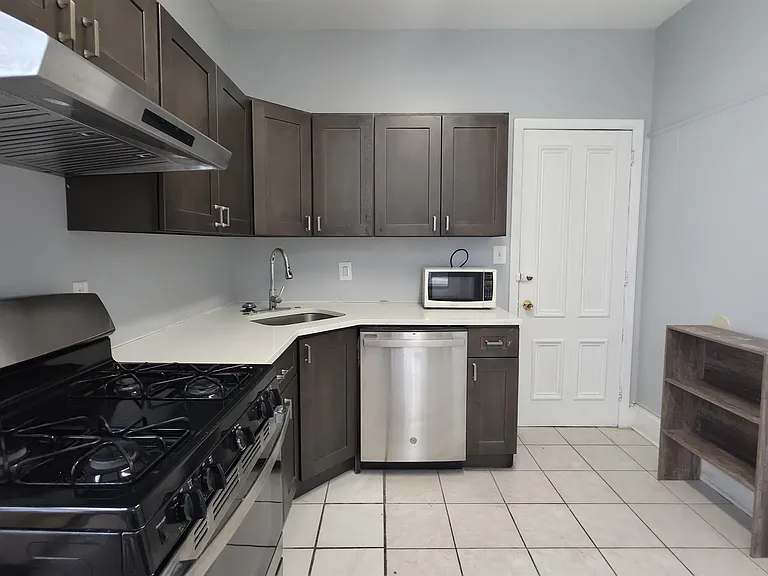 23 Sherman Pl #2 — Photo 2