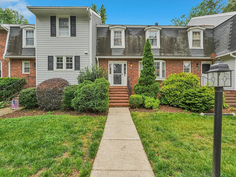 918 Hampshire Ct — Photo 1