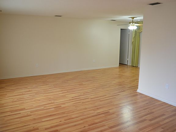 5th image of 4581 Camelot Dr