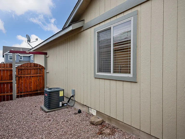 953 SW 25th Ln — Photo 40