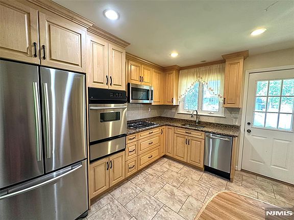4th image of 622 Valley Ct