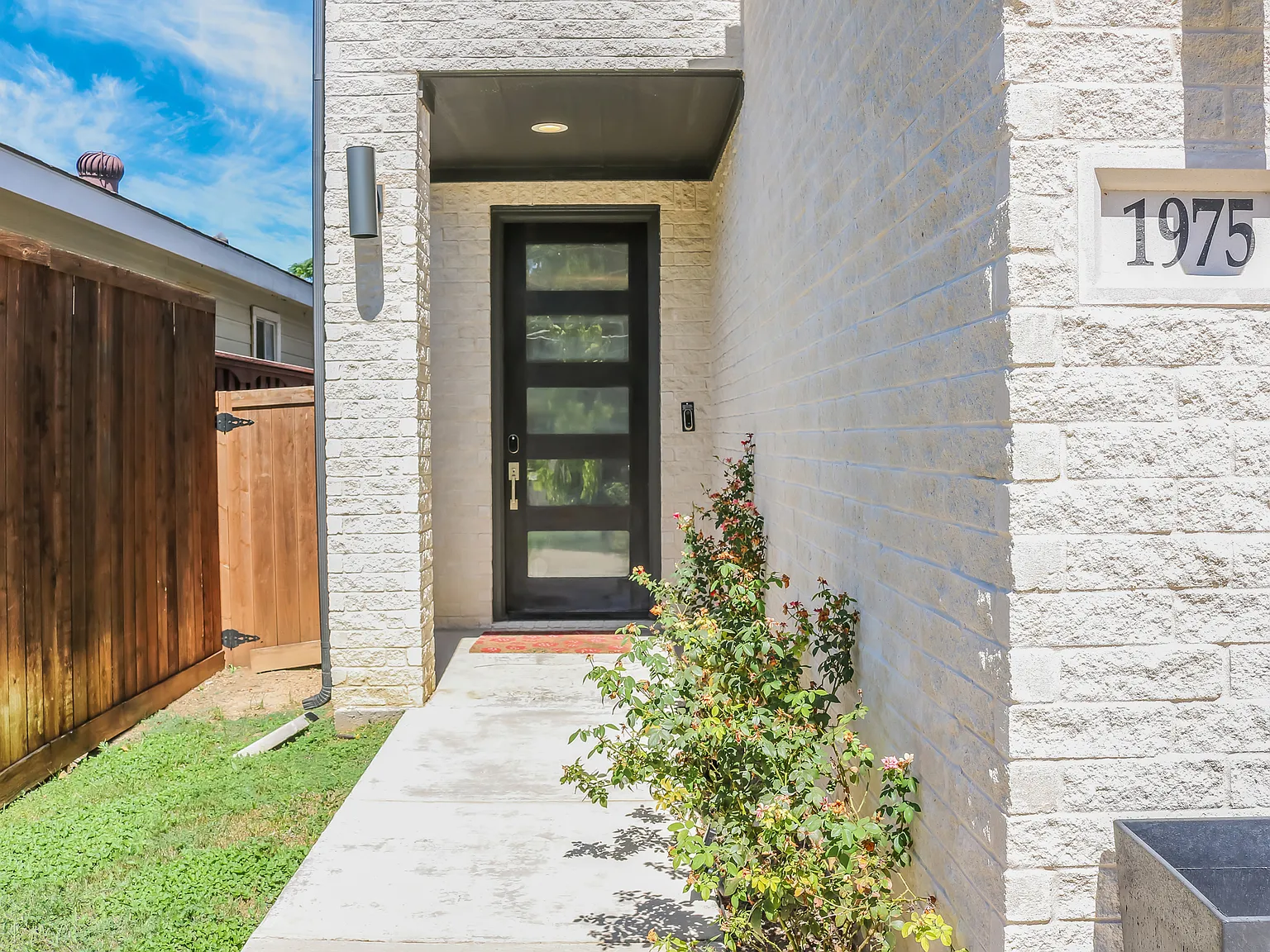4 bed, 2.5 bath, 2520 sqft, $3,495 — Photo 2