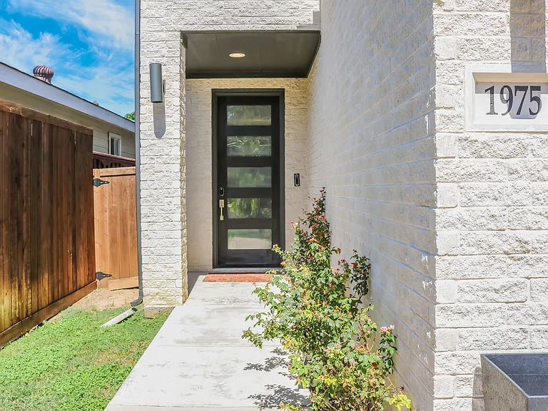 1975 Angelina Dr — Photo 2