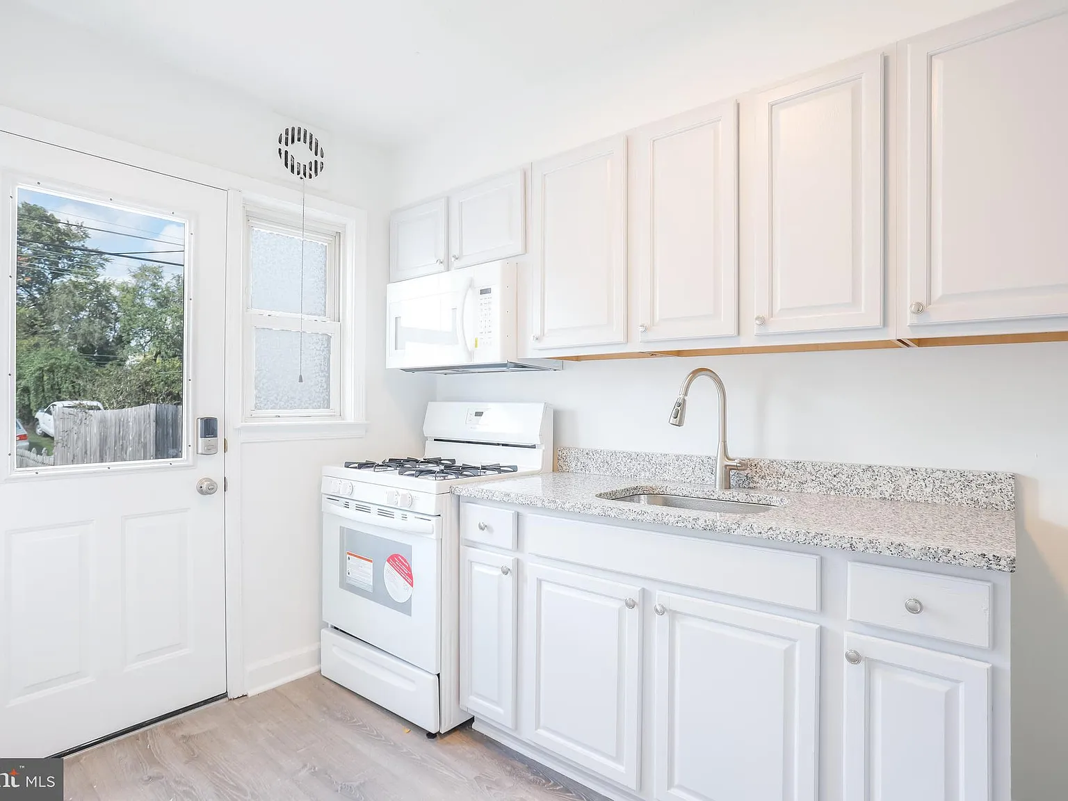 2 bed, 1.0 bath, 1016 sqft, $1,850 — Photo 2