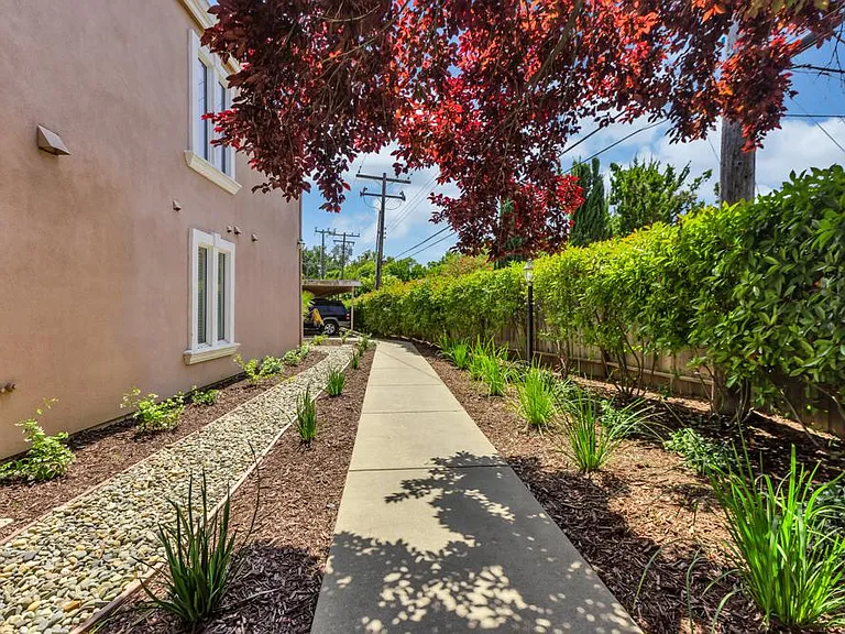 South Land Park Apartments — Photo 13