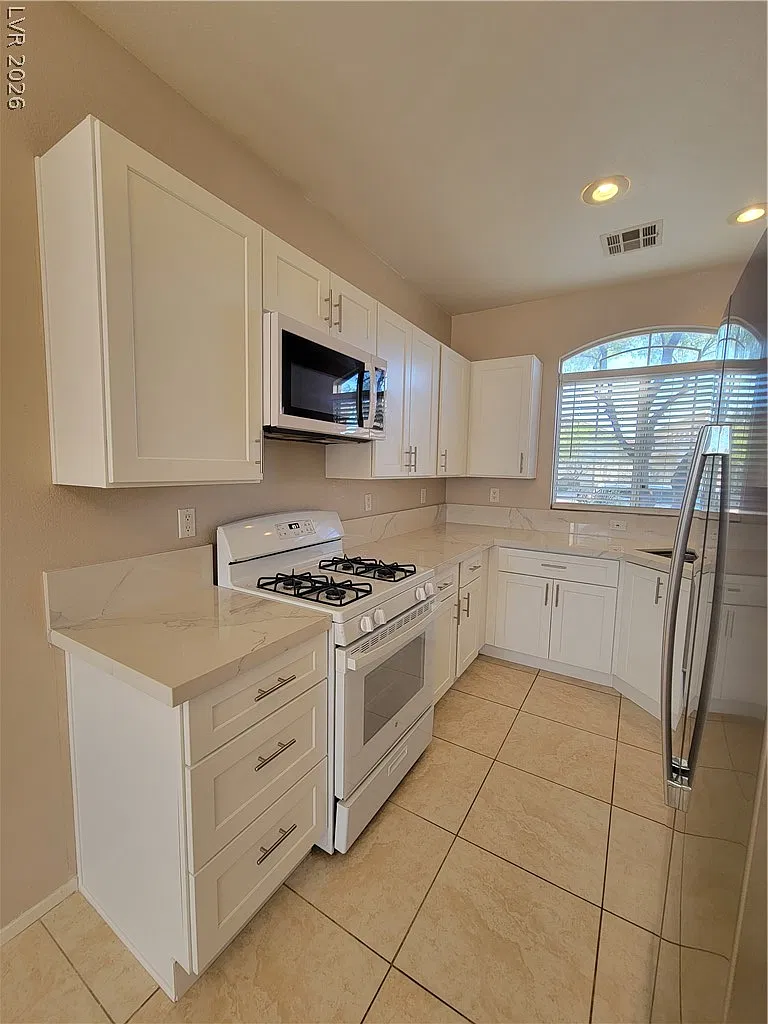 3 bed, 2.0 bath, 1136 sqft, $1,995 — Photo 2