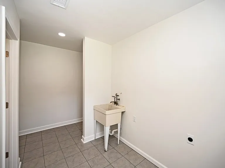 6904 Euclid Ave — Photo 28