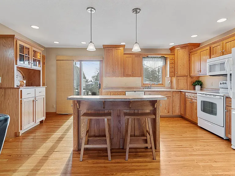 3029 Saratoga Dr — Photo 2