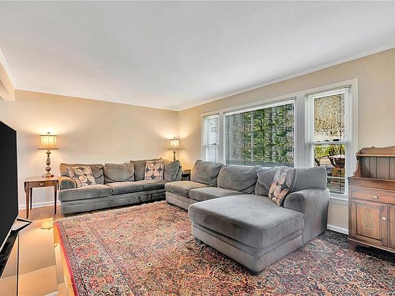 3rd image of 22 Harvard Ln