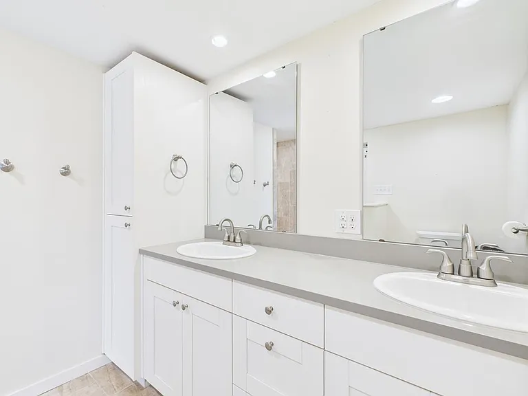 409 S Pear St — Photo 23