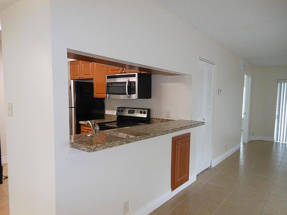 2nd image of 1272 The Pointe Dr #16B