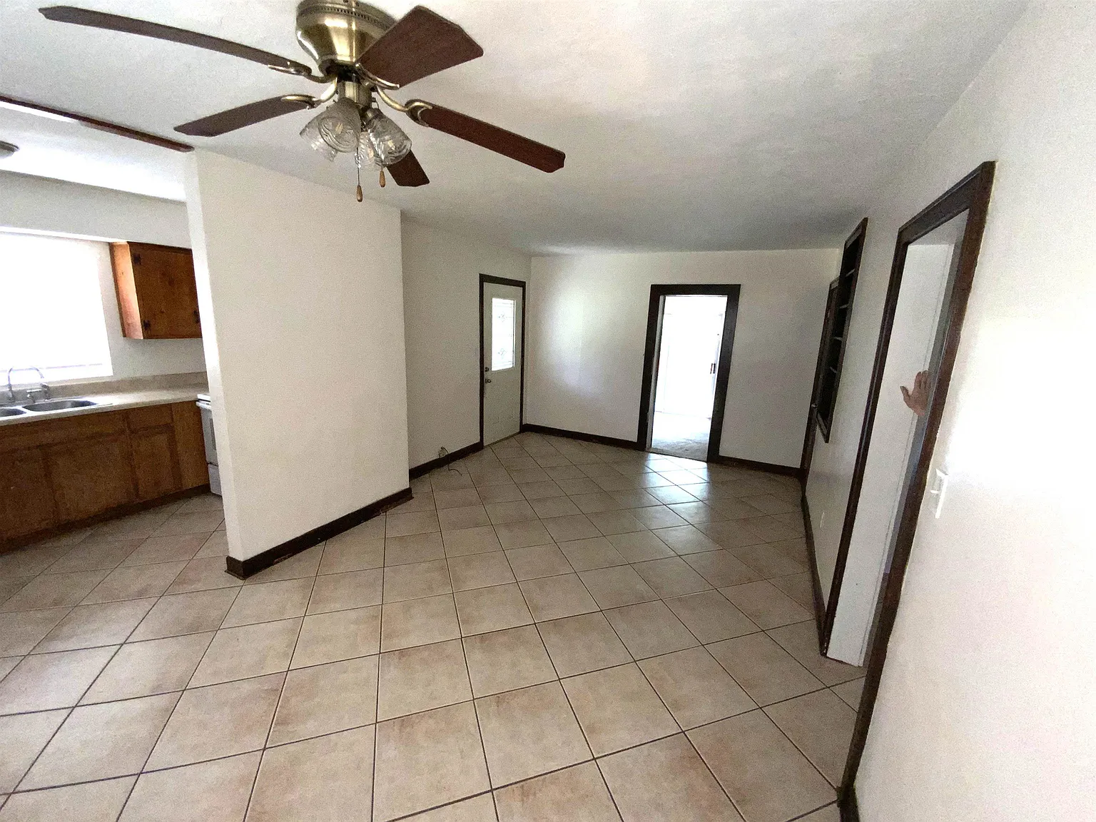 3 bed, 1049 sqft, $1,495 — Photo 4
