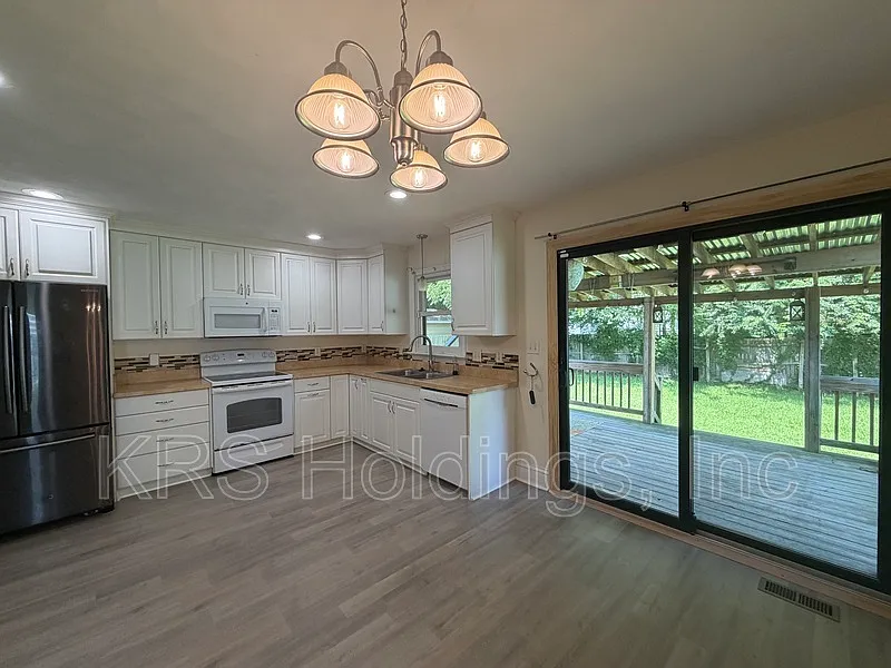 3 bed, 1.5 bath, 1584 sqft, $2,400 — Photo 3